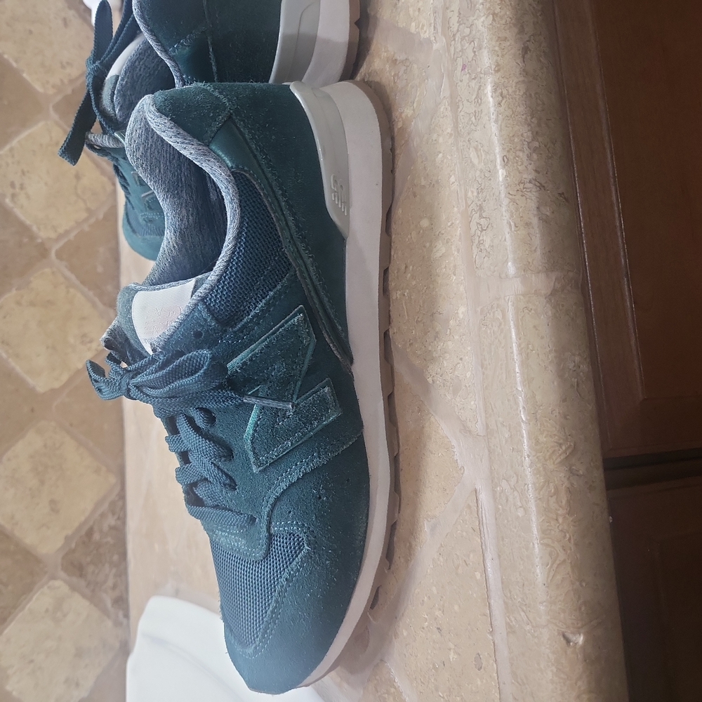 Used New Balance 696 size 8 wm - Picture 2 of 5